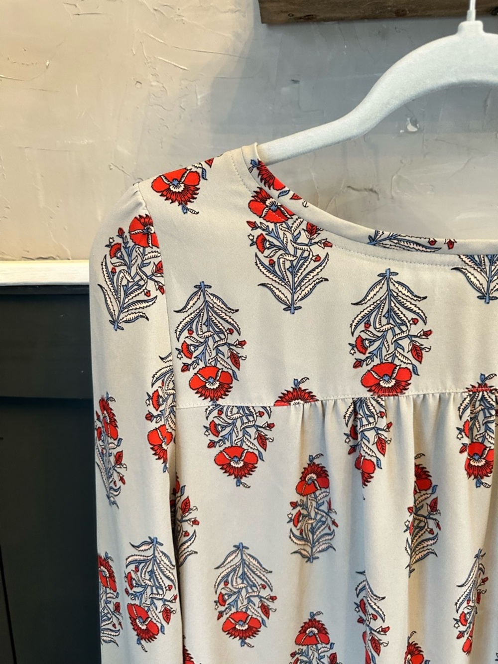 LOFT Ivory Gray Long-Sleeve Floral Peasant Blouse with Red Print sz L - Picture 3 of 13